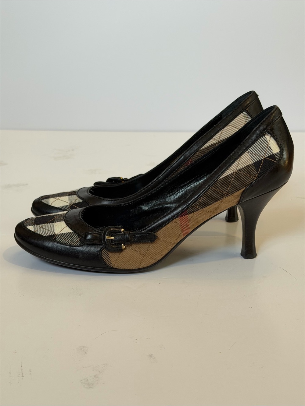 ✨authentic✨ vintage Burberry Black and Tan Plaid Mid-Heel Pumps